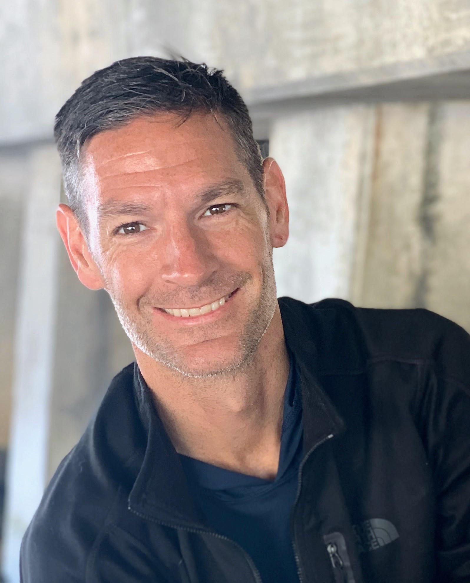 صورة آدم كينيون، القائم بأعمال رئيس إدارة مصايد الأسماك