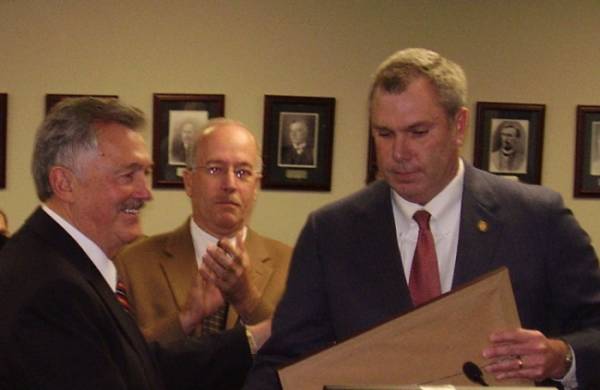 تكريم المفوض السابق برويت من قبل المفوض ستيف بومان